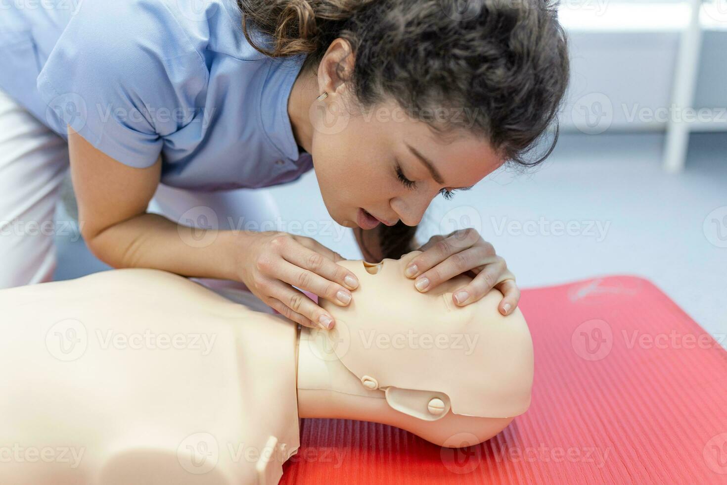 demonstrando cpr cardiopulmonar ressuscitação Treinamento médico procedimento em cpr boneca dentro a aula. alunos estão Aprendendo quão para resgate a paciente.primeiro ajuda para seguro vida conceito. foto