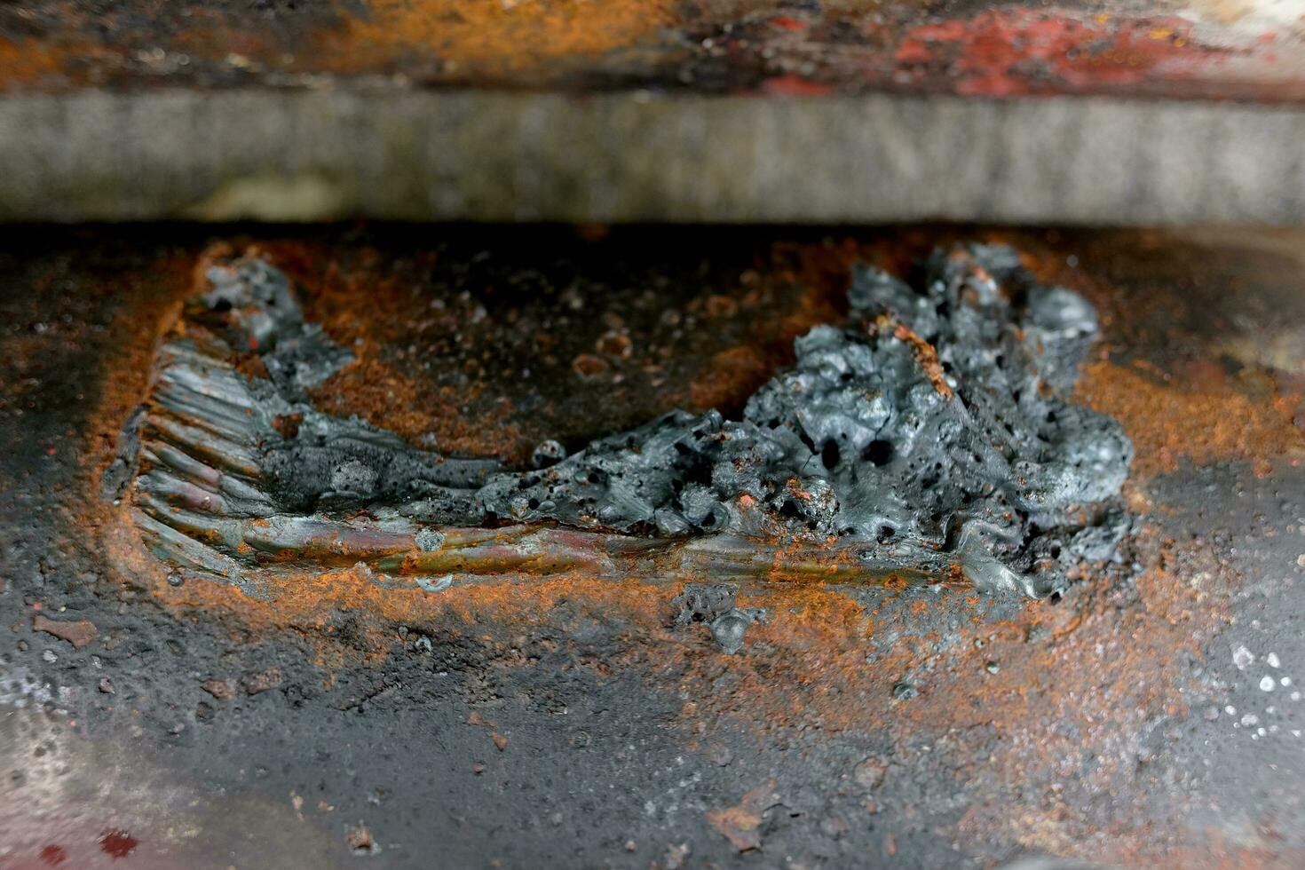 queimar marcas e ferrugem marcas a partir de aço textura soldado com fogo dentro aço fábrica foto