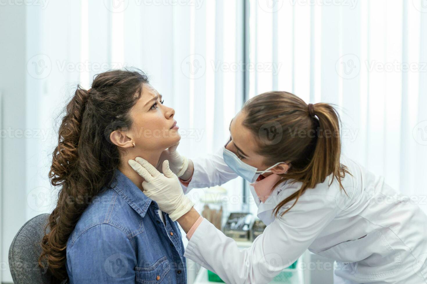 medicamento, cuidados de saúde e médico exame conceito - médico ou enfermeira verificação pacientes amígdalas às hospital. endocrinologista examinando garganta do jovem mulher dentro clínica foto