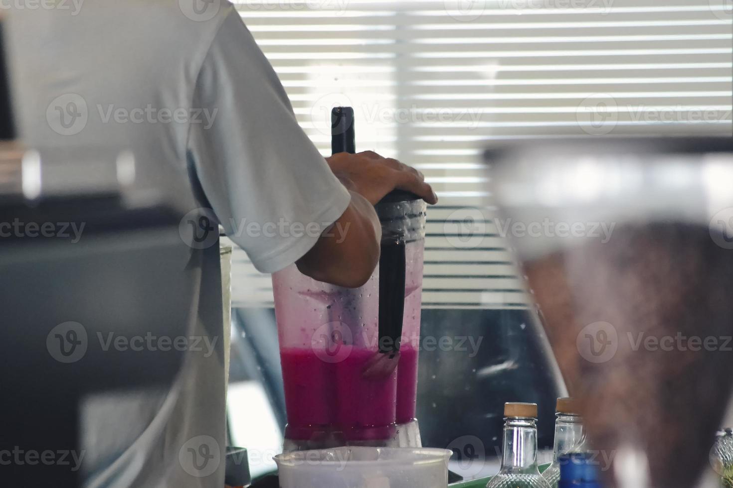 fazendo suco de frutas com liquidificador eletrônico foto