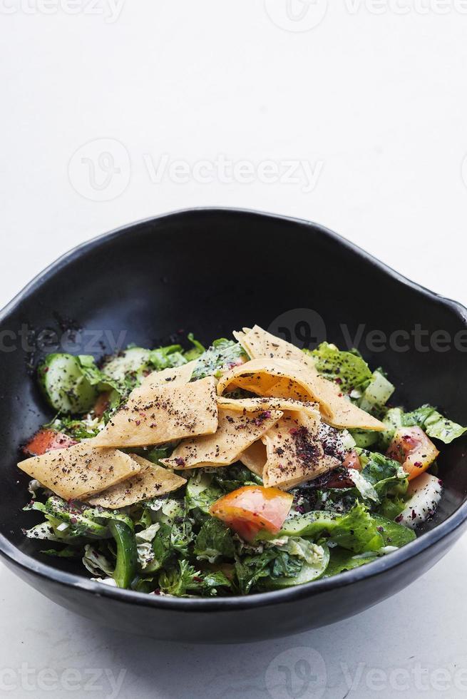 Fatoush tradicional clássica famosa salada libanesa do Oriente Médio foto