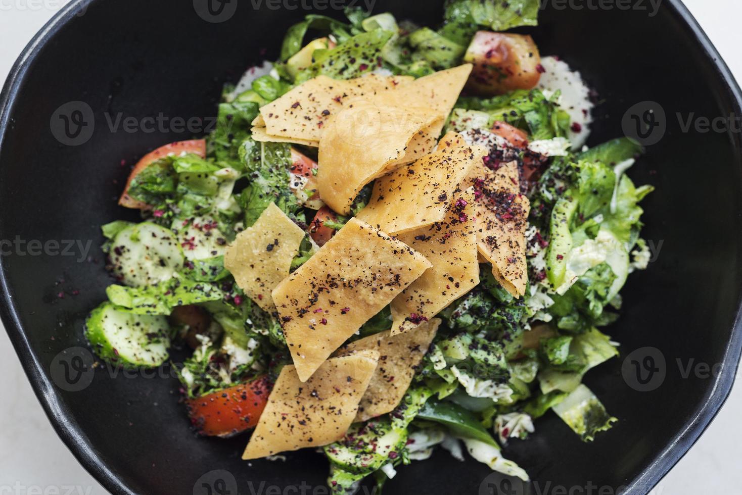 Fatoush tradicional clássica famosa salada libanesa do Oriente Médio foto