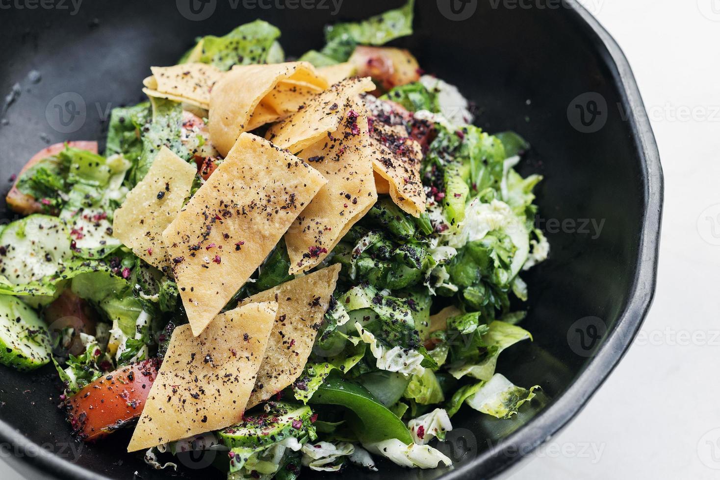 Fatoush tradicional clássica famosa salada libanesa do Oriente Médio foto