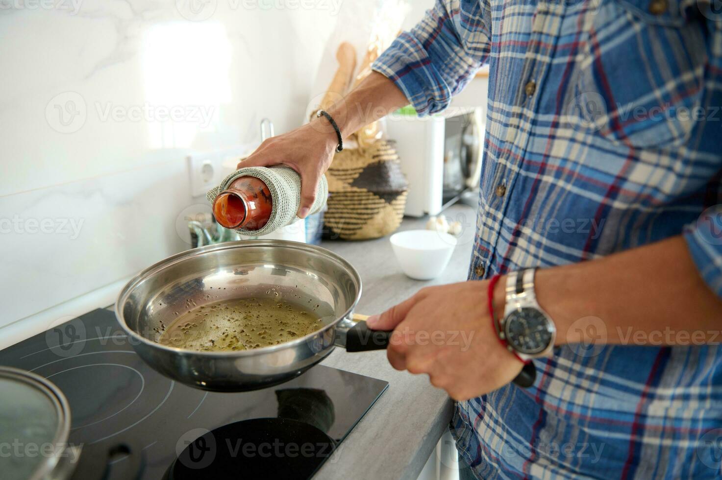 uma fritar panela com virgem Oliva óleo e baía folha, uma garrafa com fresco passata dentro a mãos do uma chefe de cozinha cozinhando jantar foto
