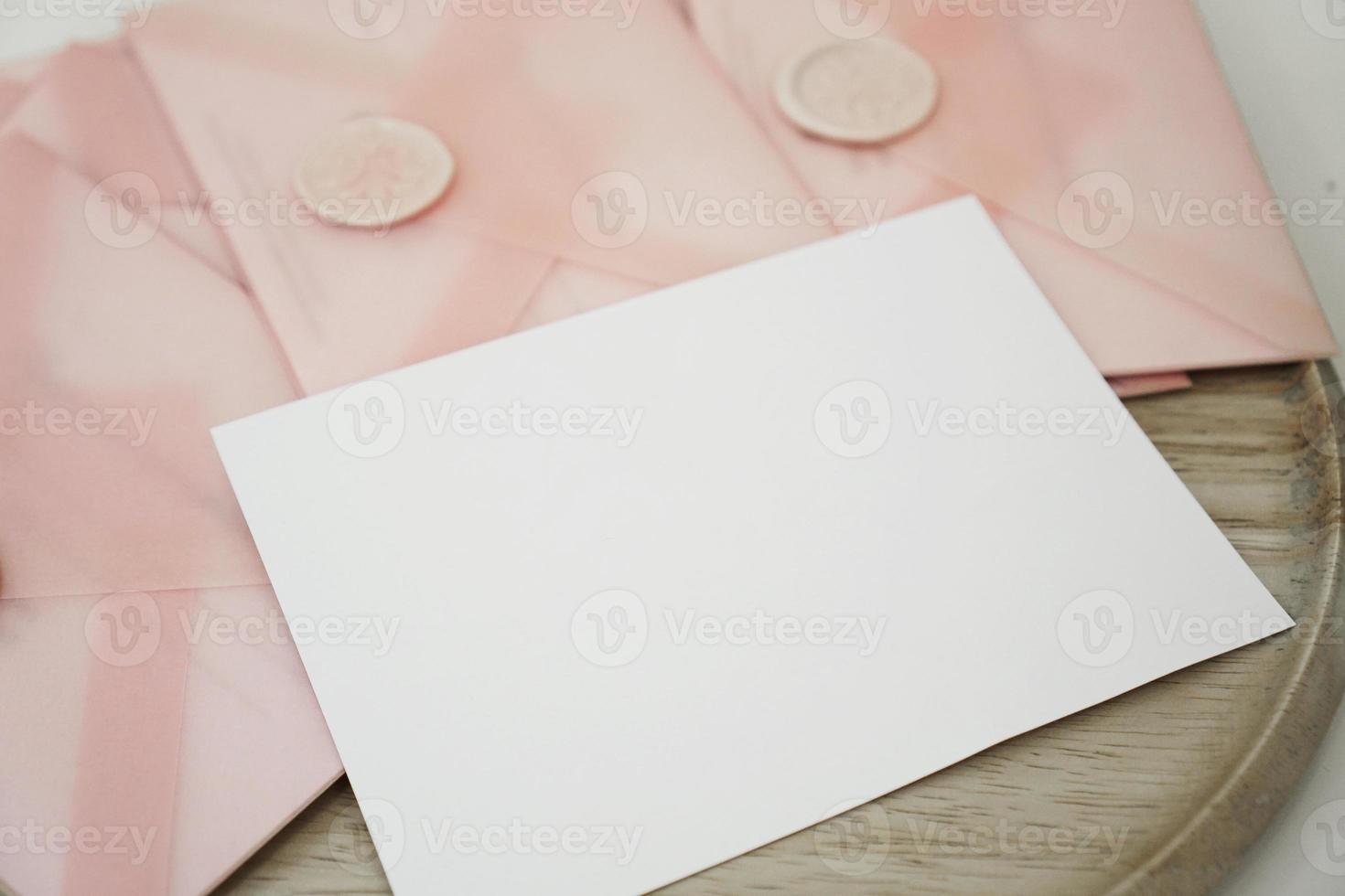 certificados de presente em um envelope rosa foto