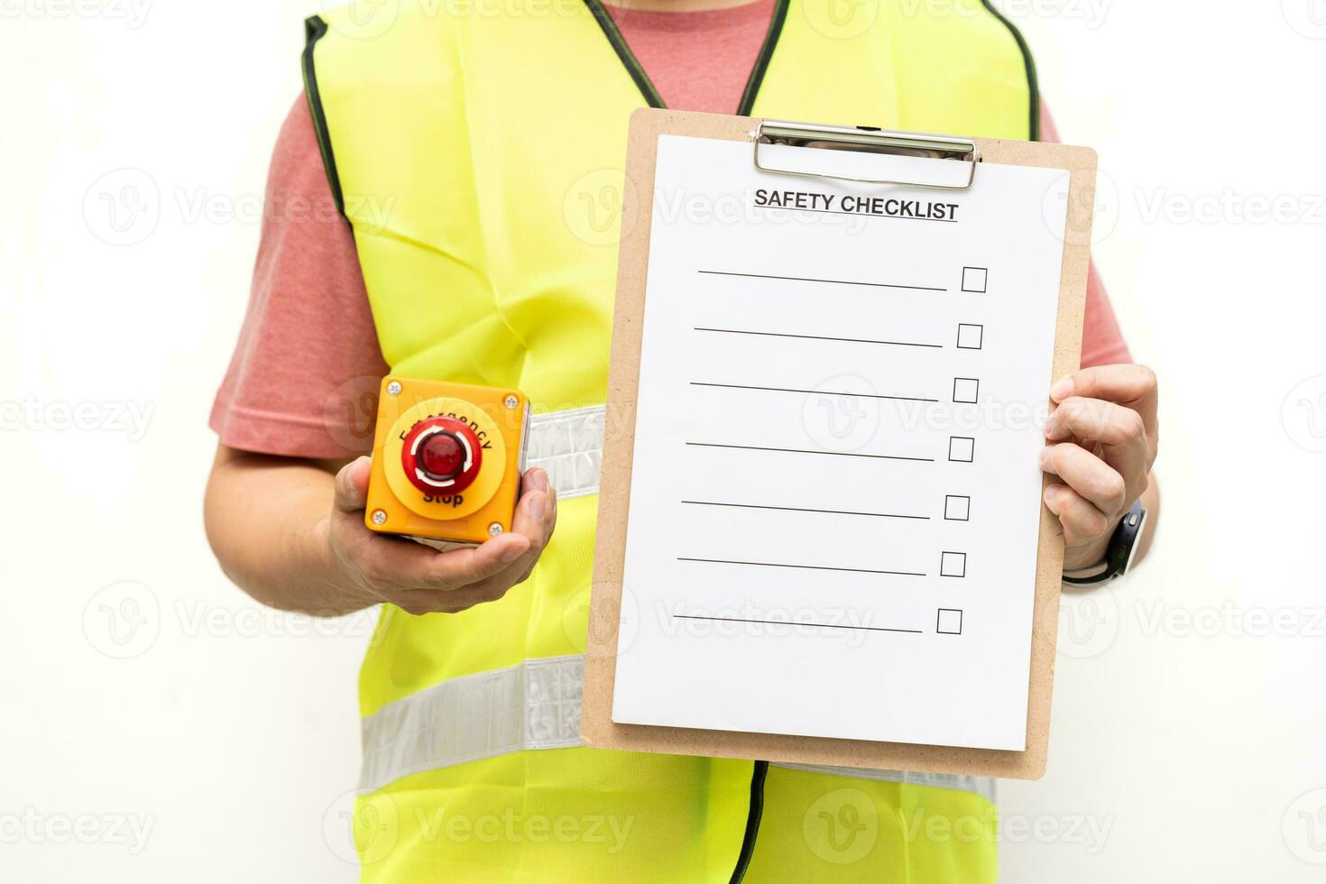 homem segurando em branco lista de controle e emergência Pare botão. segurança lista de controle papel durante segurança auditar e risco verificação. conceptual rubrica segurança lista de controle. foto