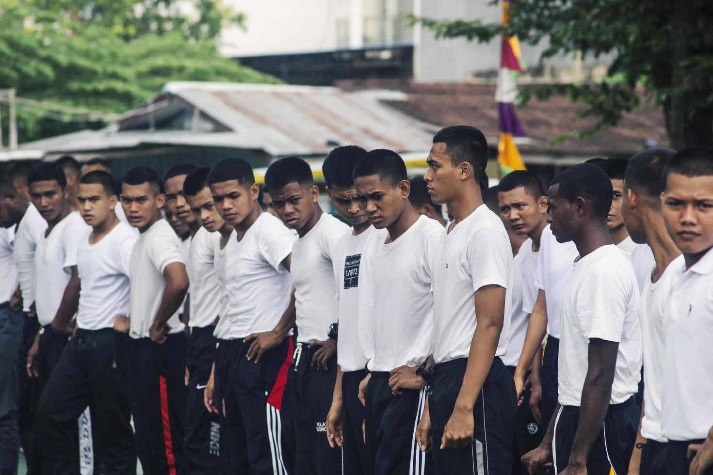 Sorong, Papua Ocidental, Indonésia 2021 - candidatos não comissionados da polícia indonésia foto