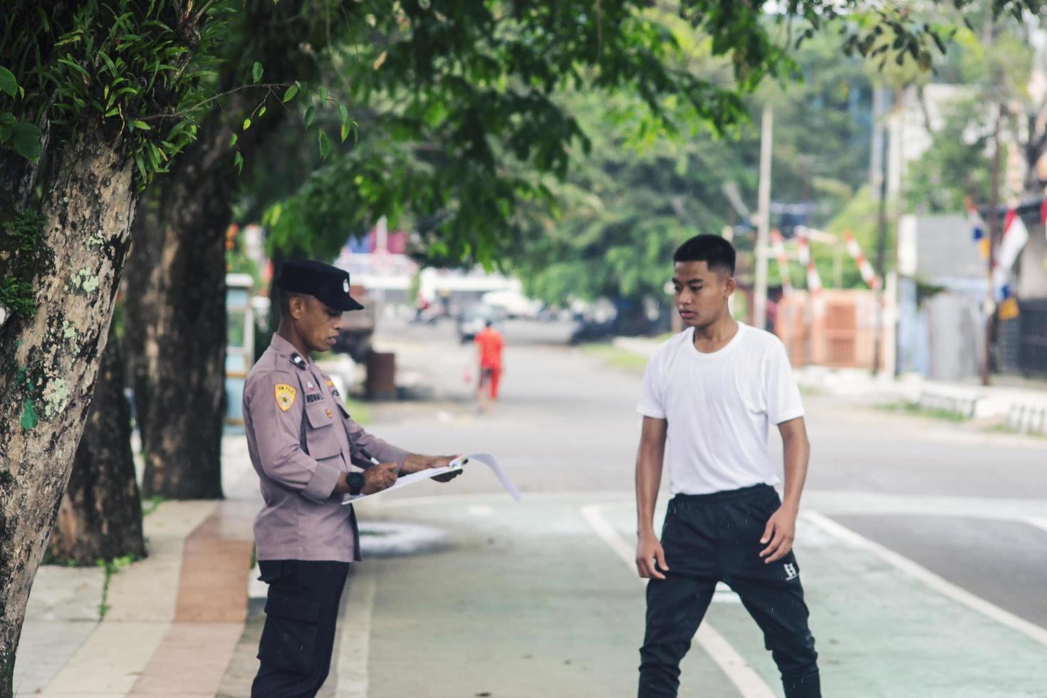 Sorong, Papua Ocidental, Indonésia 2021 - candidatos não comissionados da polícia indonésia foto