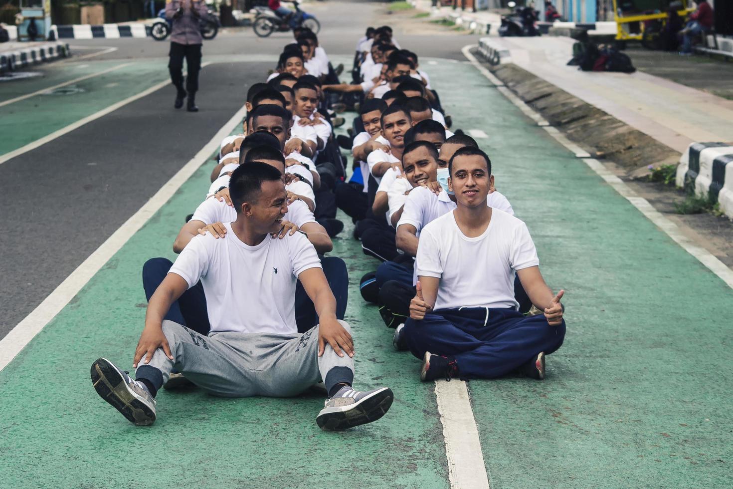 Sorong, Papua Ocidental, Indonésia 2021 - candidatos não comissionados da polícia indonésia foto