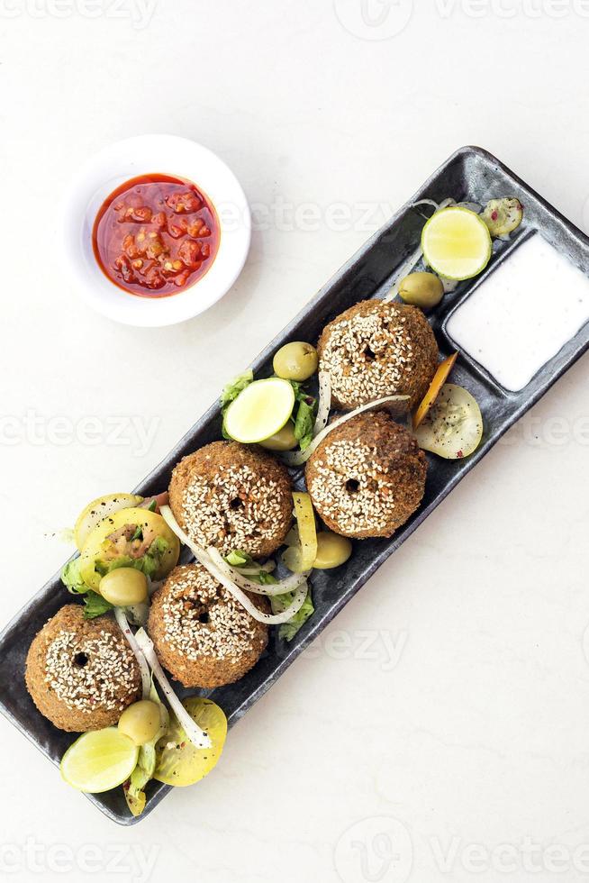 conjunto de entrada de prato de lanche tradicional falafel de grão de bico de comida do oriente médio foto