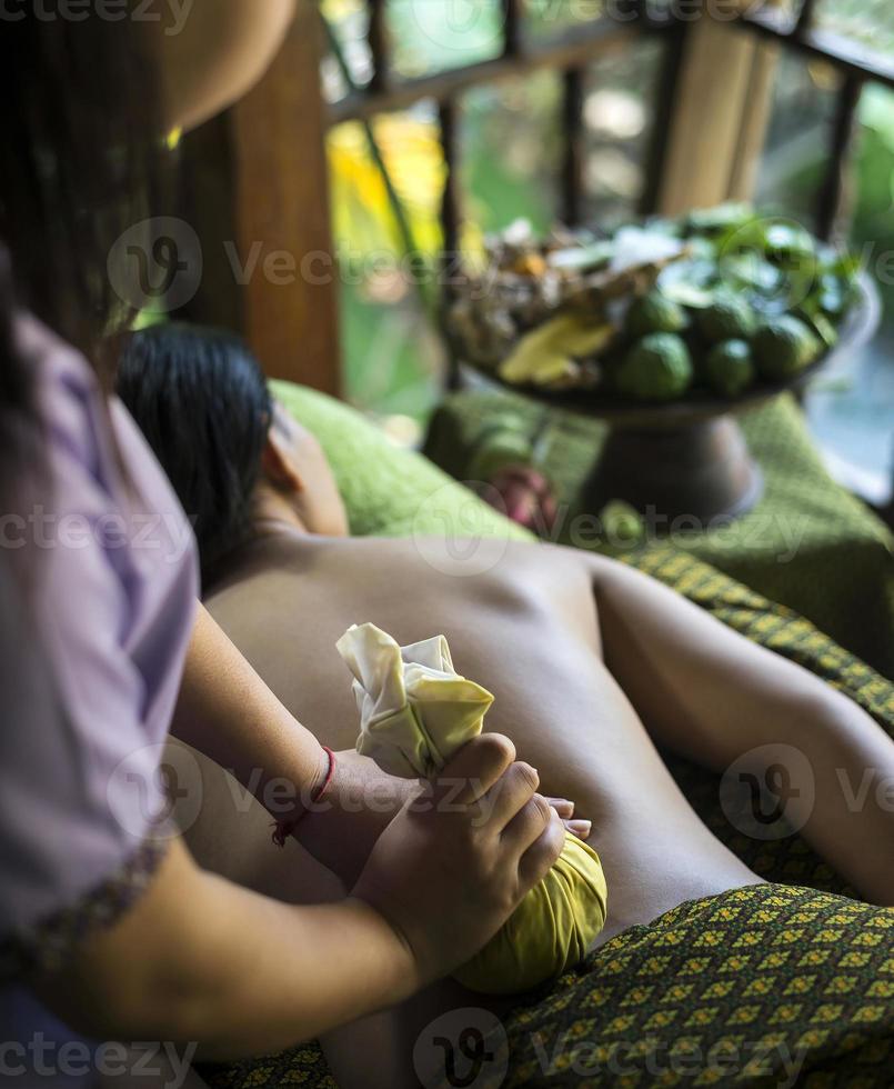 massagem asiática spa tratamento de beleza orgânico natural com pasta de açafrão foto