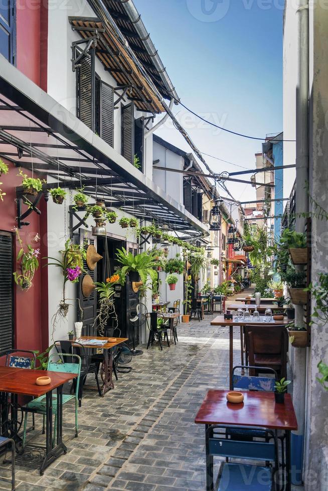 beco com restaurantes e bares para turistas em siem colhem o centro histórico do Camboja foto