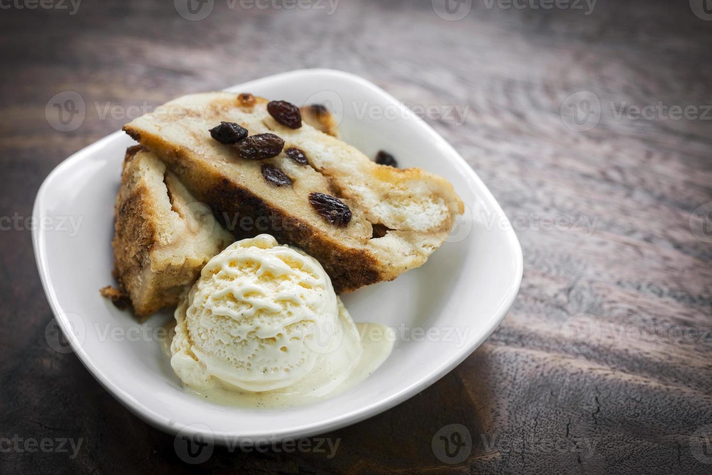 pudim de pão tradicional britânico com sobremesa de sorvete de baunilha foto