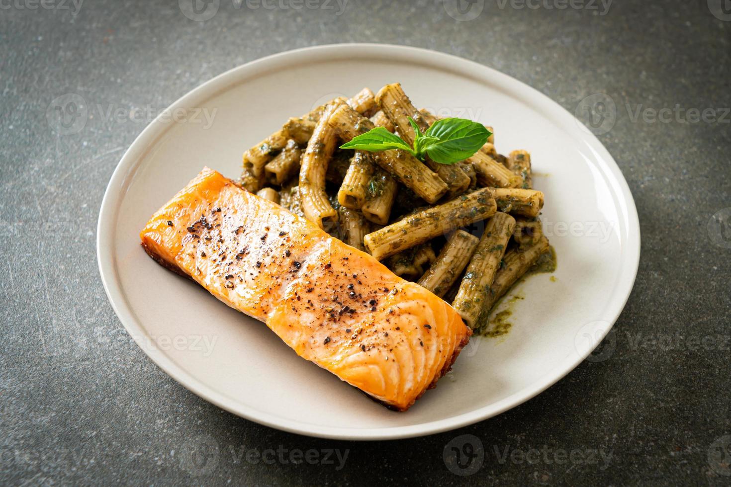 pesto quadrotto macarrão penne com salmão grelhado foto