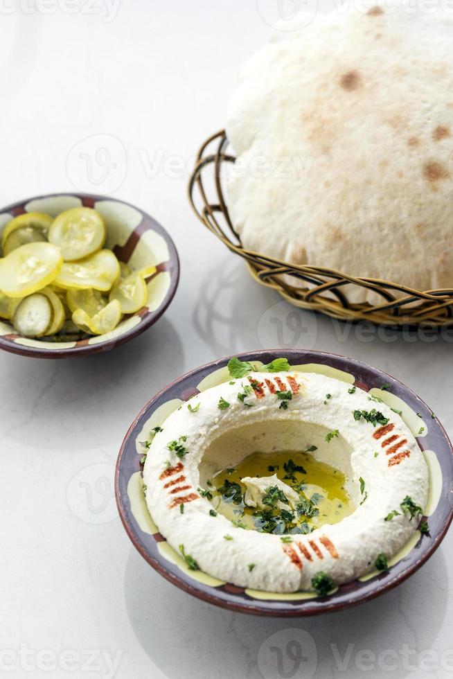 Molho de grão de bico meze mezze do Oriente Médio, conjunto de aperitivos iniciais foto