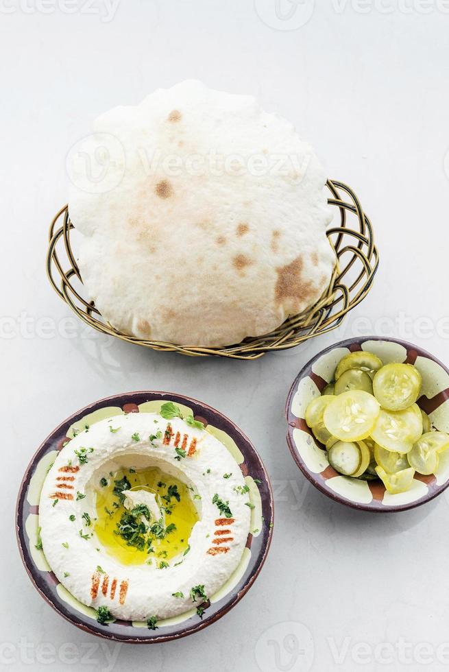 Molho de grão de bico meze mezze do Oriente Médio, conjunto de aperitivos iniciais foto