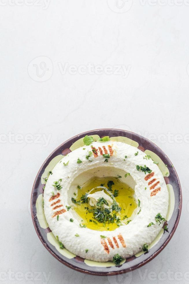 Molho de grão de bico meze mezze do Oriente Médio, conjunto de aperitivos iniciais foto