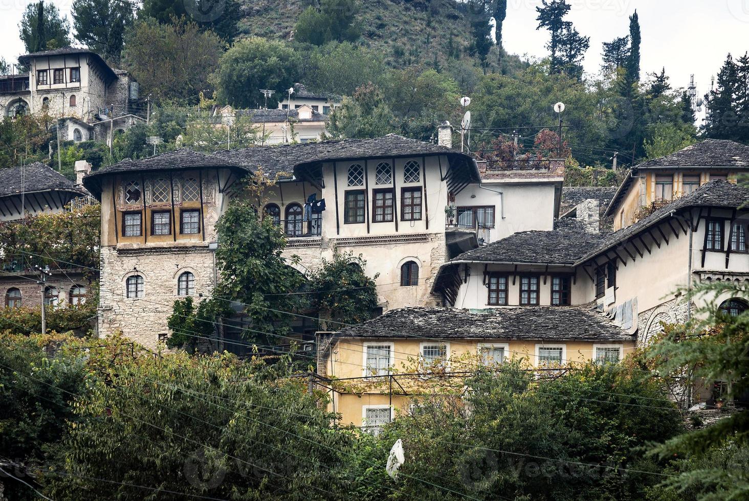 vista da arquitetura histórica do otomano balcânico da cidade de gjirokaster no sul da Albânia foto