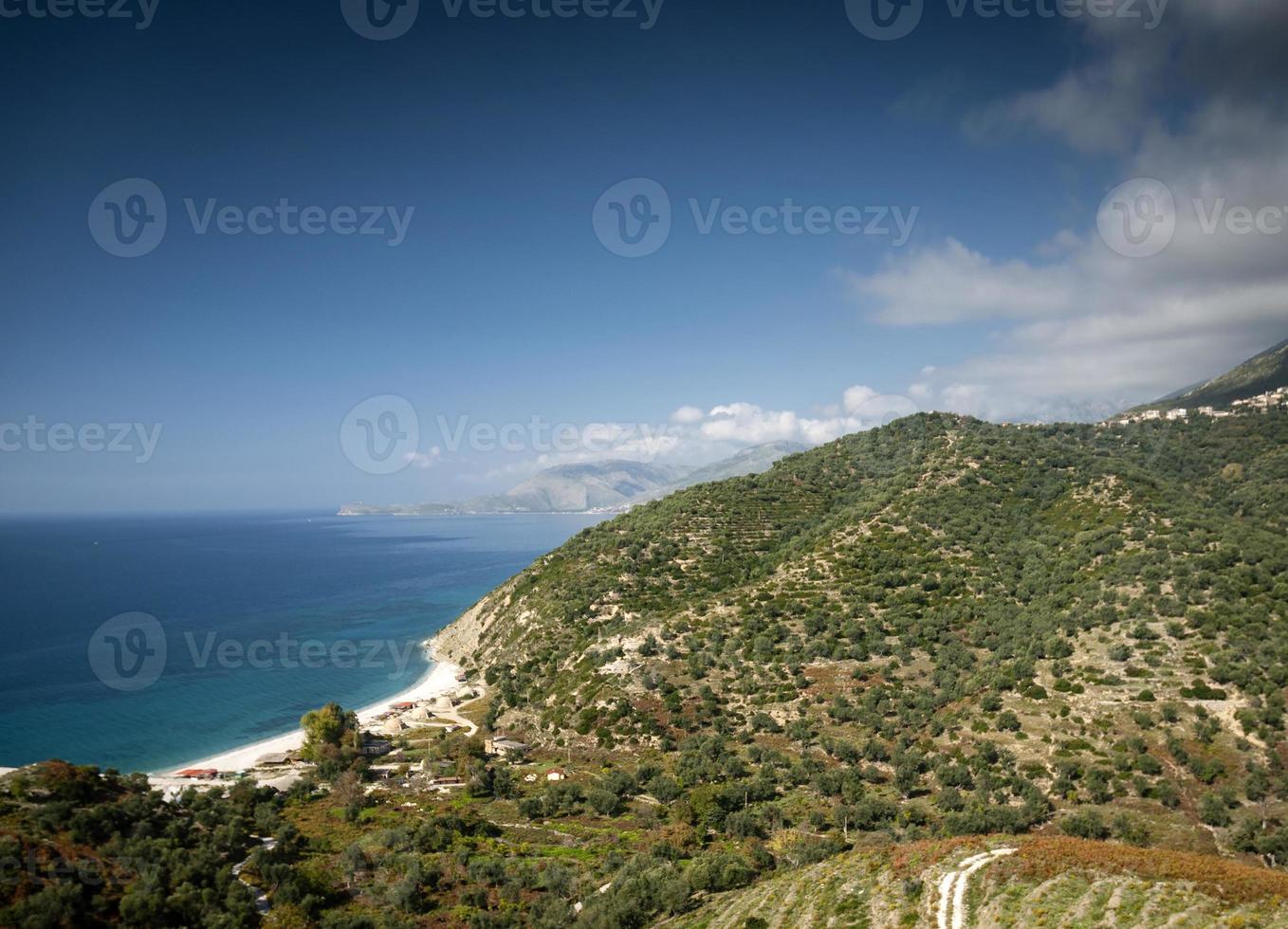 paisagem de praia da costa do mar mediterrâneo ioniano do sul da albânia ao norte de sarande na estrada para vlore foto