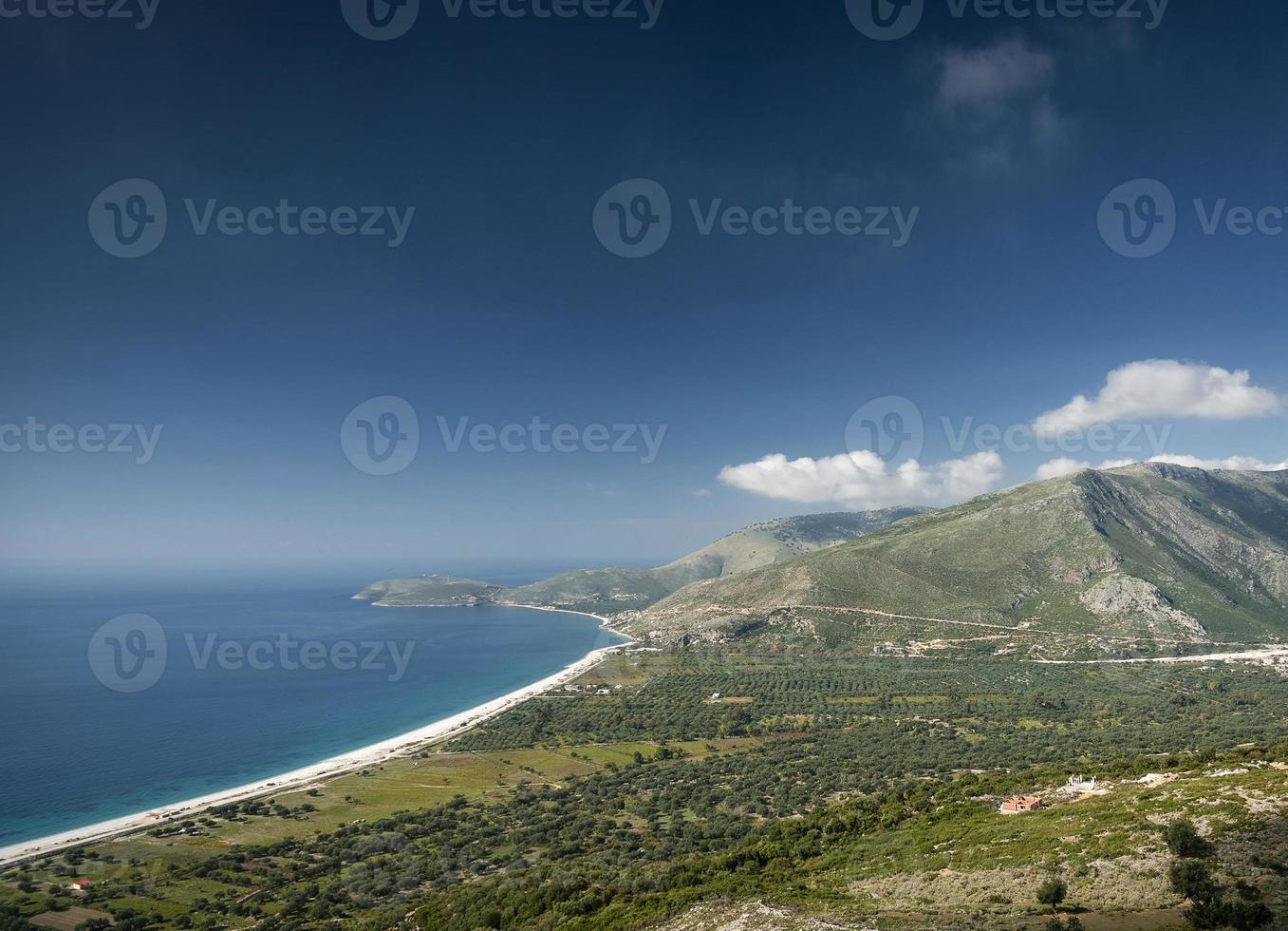 paisagem de praia da costa do mar mediterrâneo ioniano do sul da albânia ao norte de sarande na estrada para vlore foto