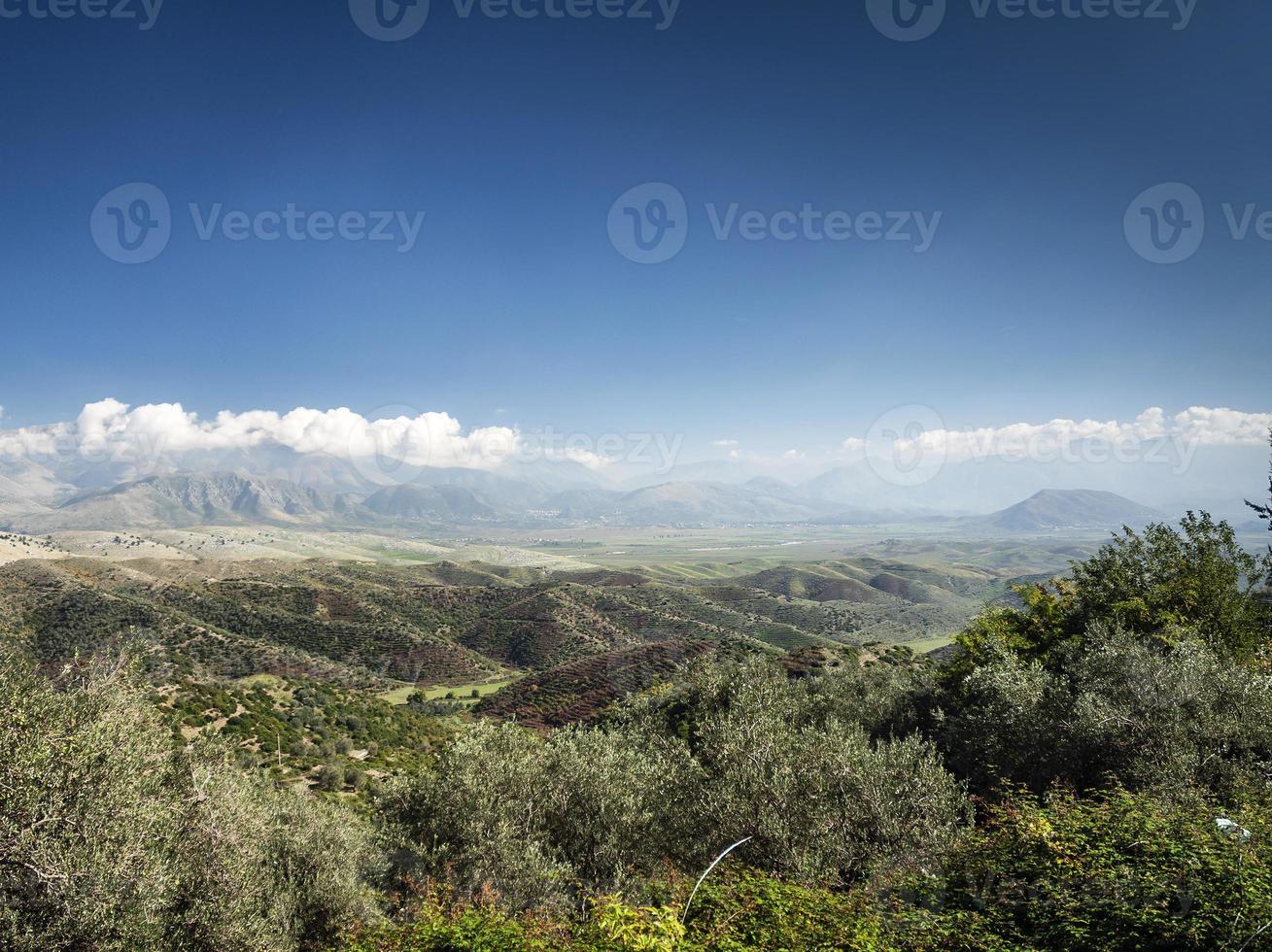 paisagem rural da albânia do sul em dia ensolarado perto de sarande foto