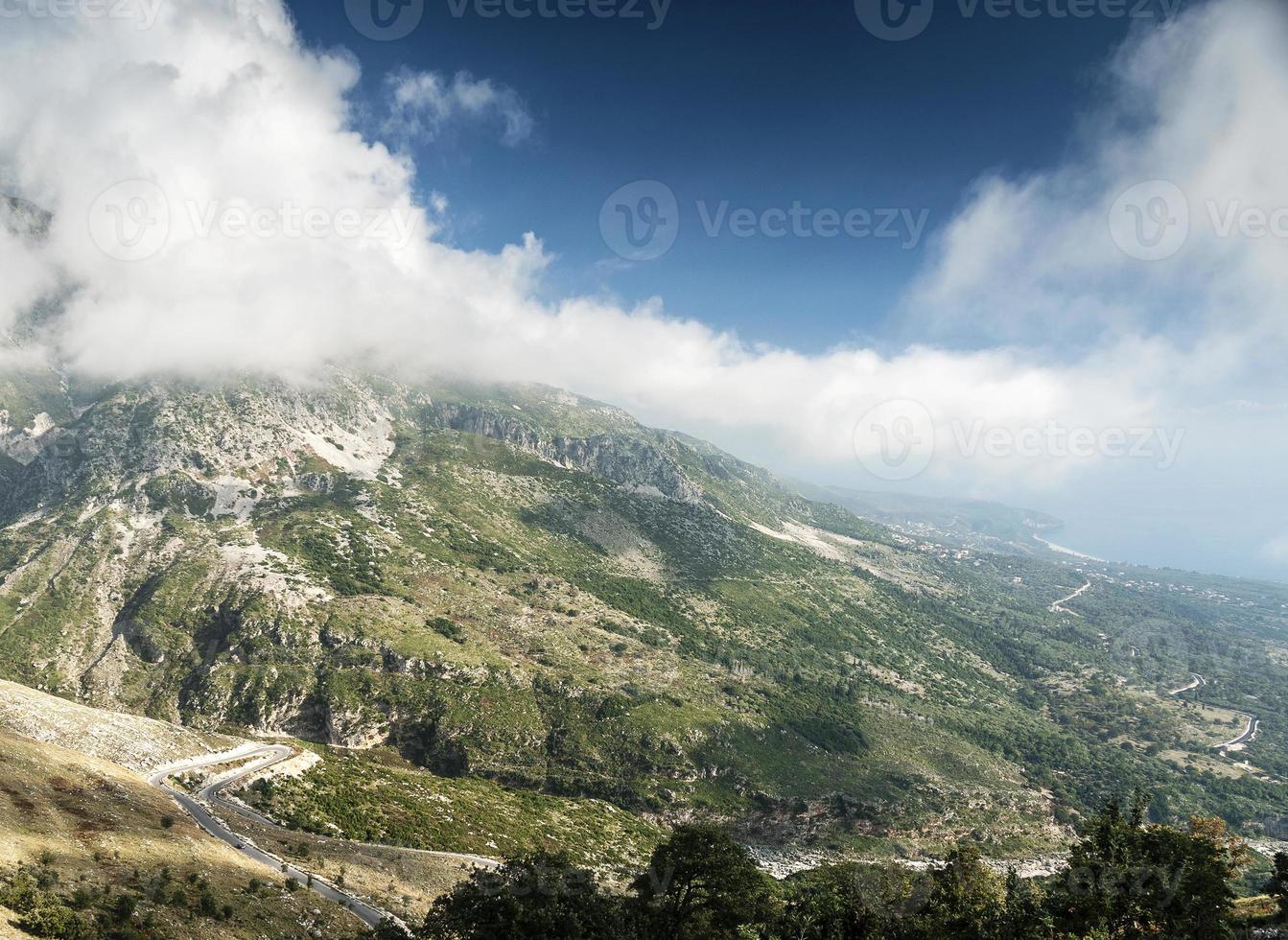 paisagem rural da albânia do sul em dia ensolarado perto de sarande foto