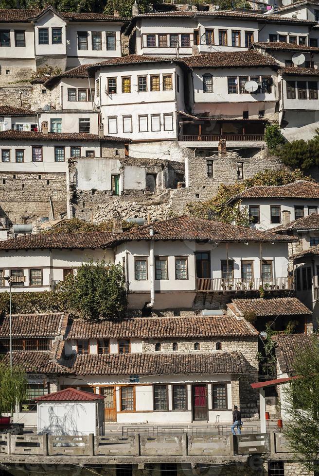 vista da arquitetura em estilo otomano na histórica cidade velha de Berat na Albânia foto