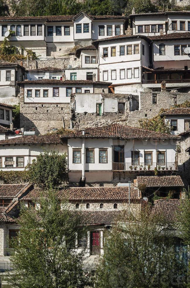 vista da arquitetura em estilo otomano na histórica cidade velha de Berat na Albânia foto
