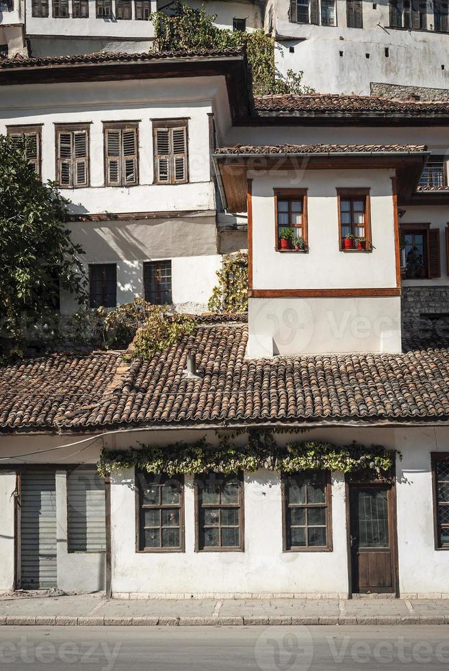 vista da arquitetura em estilo otomano na histórica cidade velha de Berat na Albânia foto