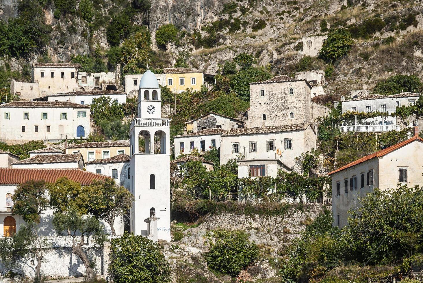 vista de uma aldeia tradicional da Albânia dhermi no sul da Albânia foto