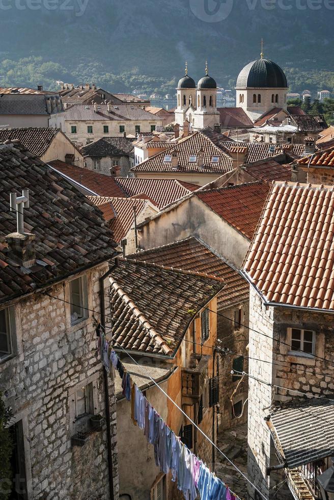 arquitetura tradicional da cidade velha vista de kotor em montenegro foto