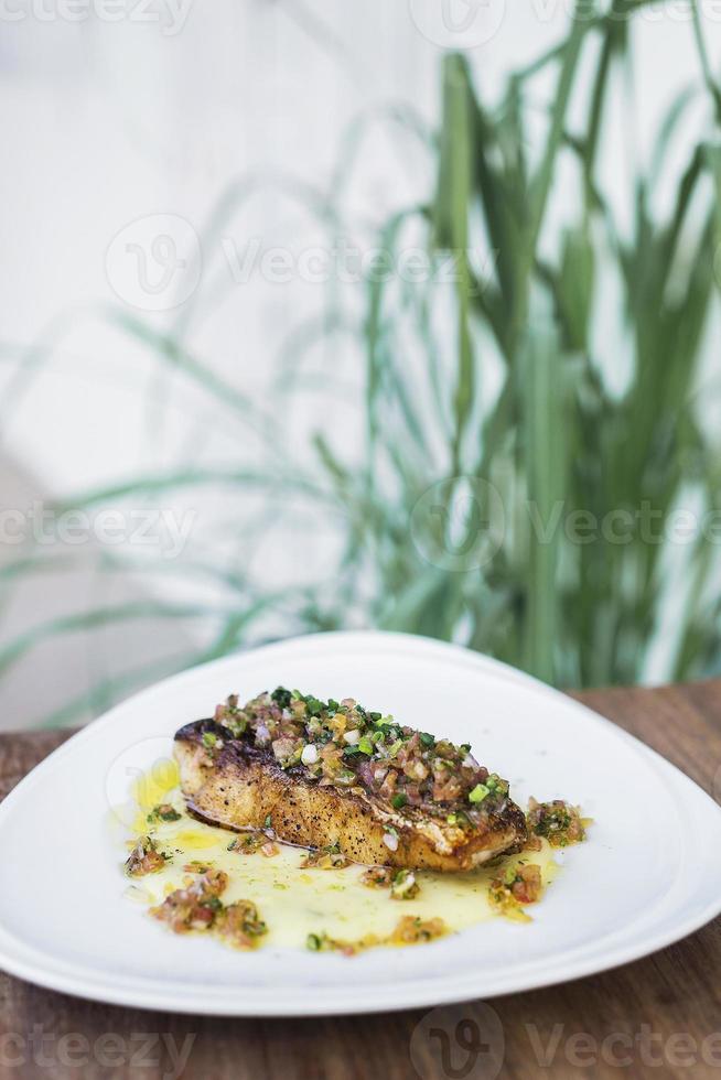 filé de peixe fresco com molho picante e molho de azeite foto