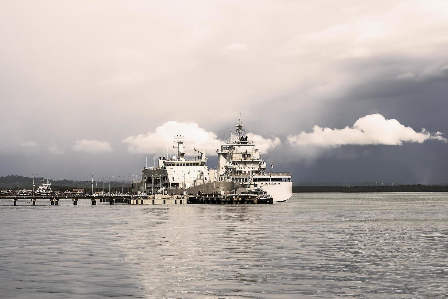 atracação de navio de guerra em doca naval foto
