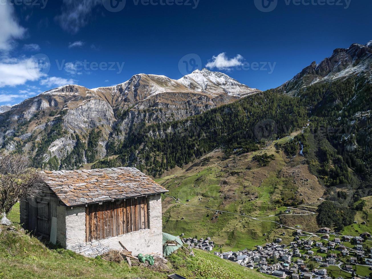 paisagem e casas do vale alpino da vila de vals nos alpes centrais suíça foto