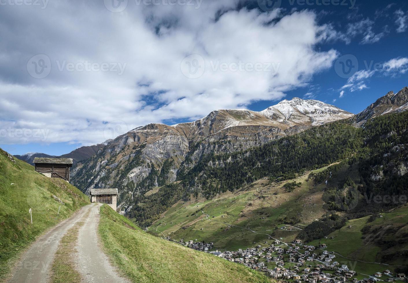 paisagem e casas do vale alpino da vila de vals nos alpes centrais suíça foto