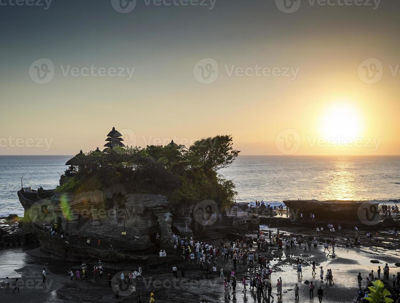 silhueta da luz de fundo do pôr do sol do templo hindu pura goa lawah em bali na Indonésia foto