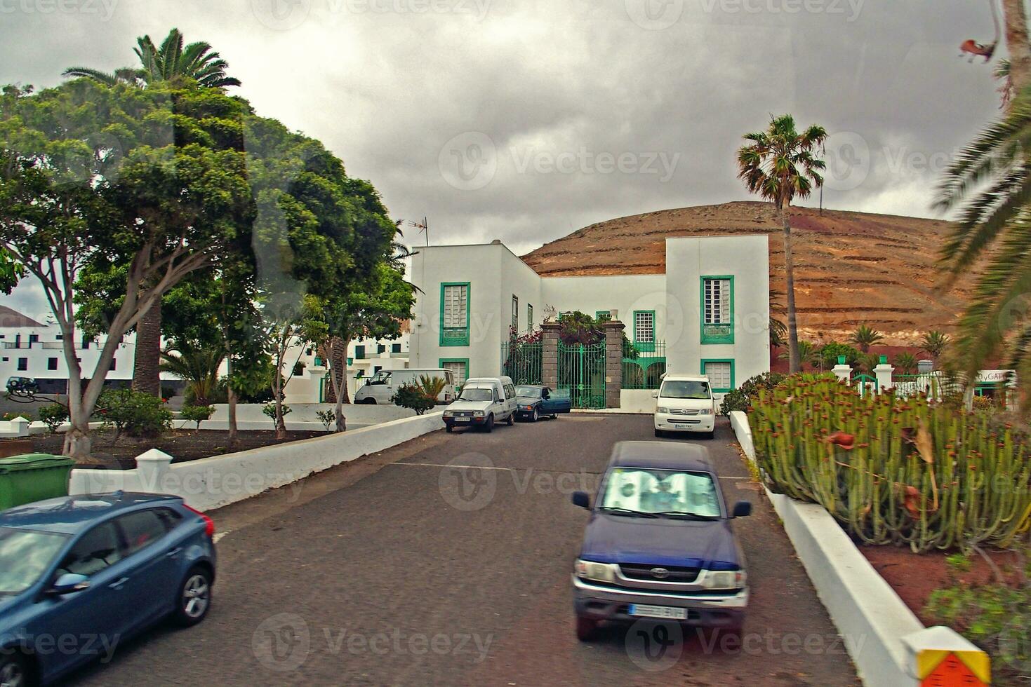 cenário com a da cidade característica branco edifícios a partir de a espanhol ilha do Lanzarote em uma caloroso verão dia foto