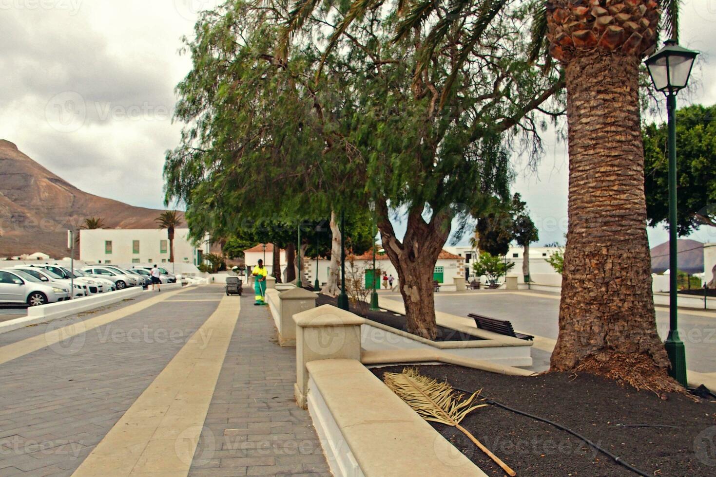 cenário com a da cidade característica branco edifícios a partir de a espanhol ilha do Lanzarote em uma caloroso verão dia foto