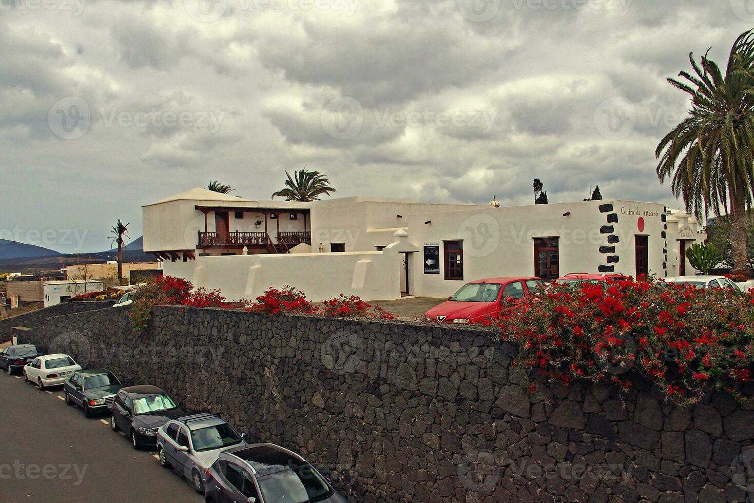 cenário com a da cidade característica branco edifícios a partir de a espanhol ilha do Lanzarote em uma caloroso verão dia foto