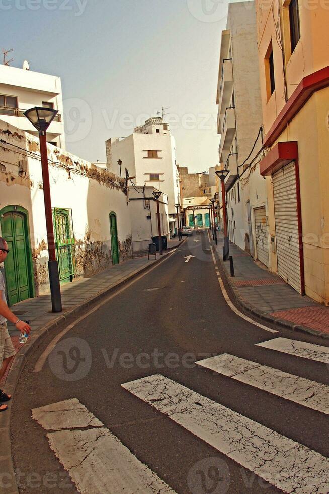 urbano panorama a partir de a capital do a canário ilha Lanzarote arrecife dentro Espanha em uma caloroso verão dia foto