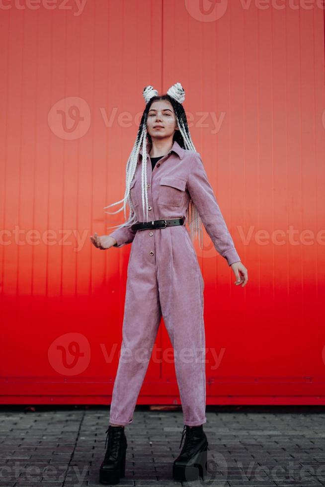 linda garota legal com dreadlocks de comprimento total. foto na cidade