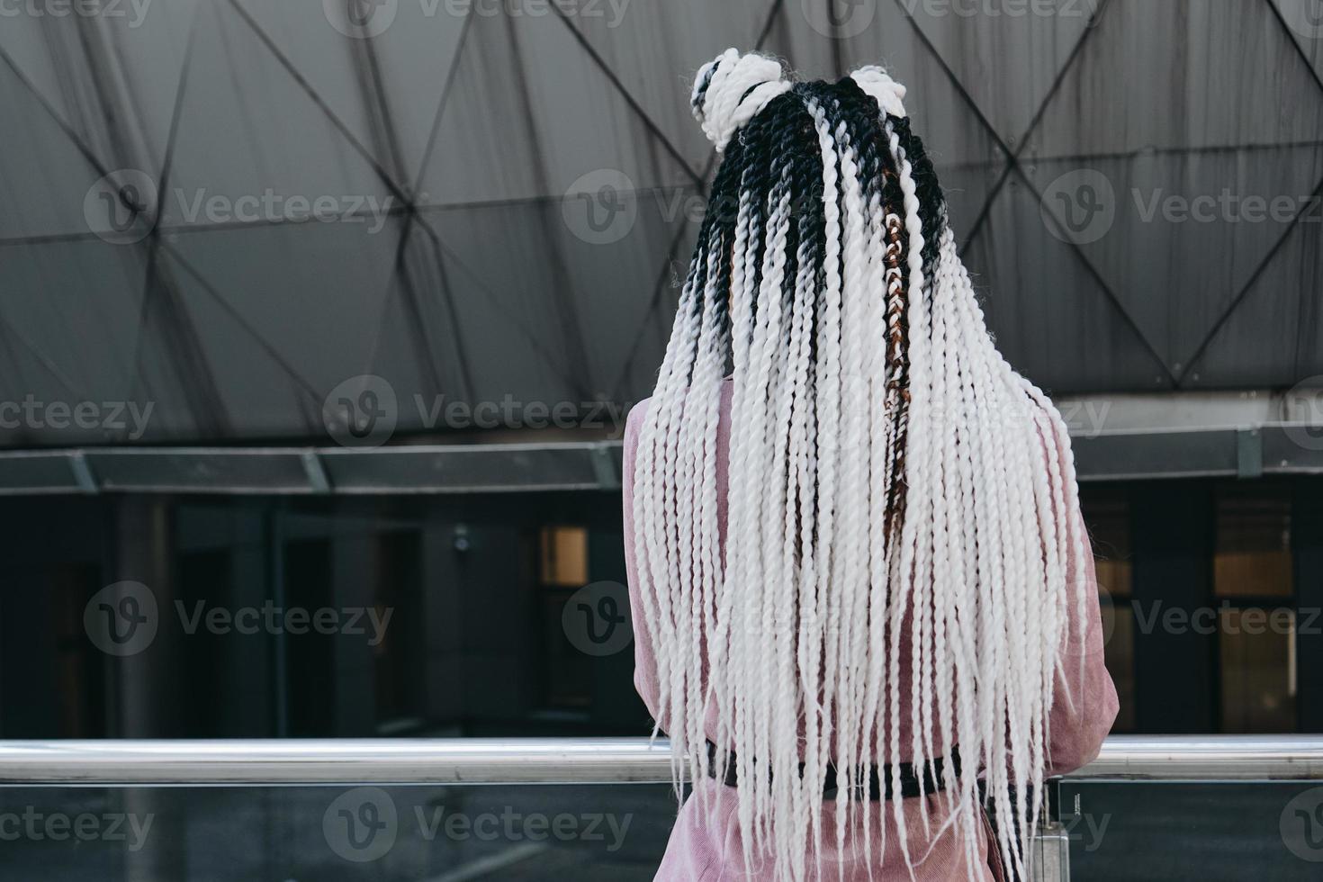 jovem mulher com olhares futuristas. menina com rabo de cavalo preto e branco foto