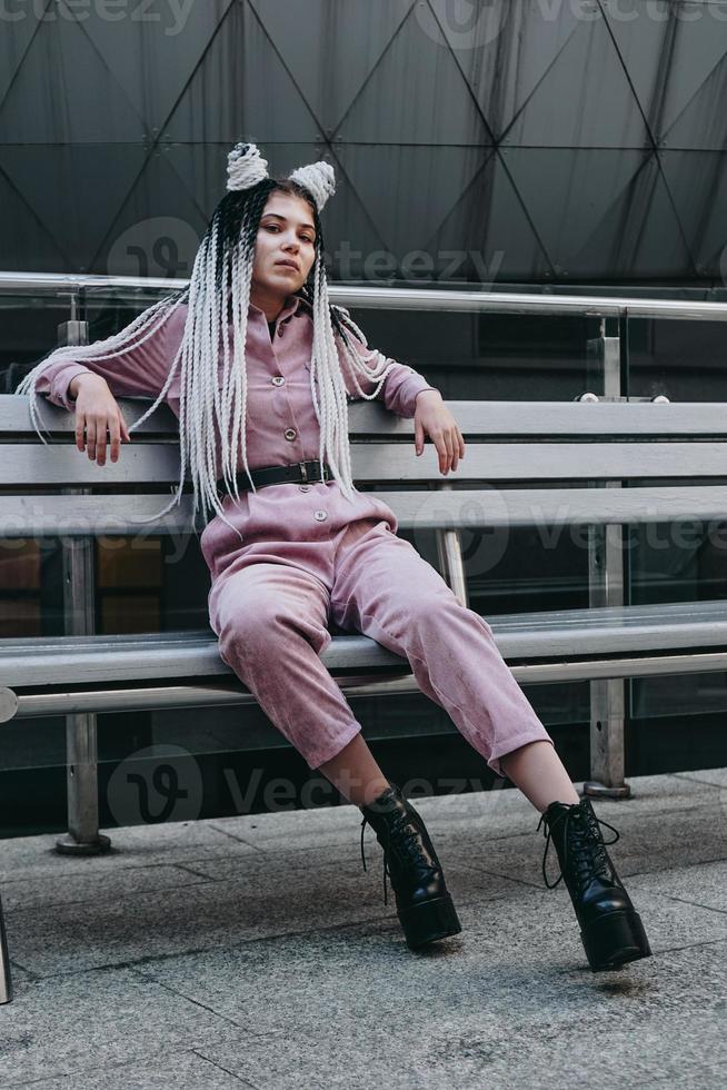 jovem mulher com olhares futuristas. menina com rabo de cavalo preto e branco foto