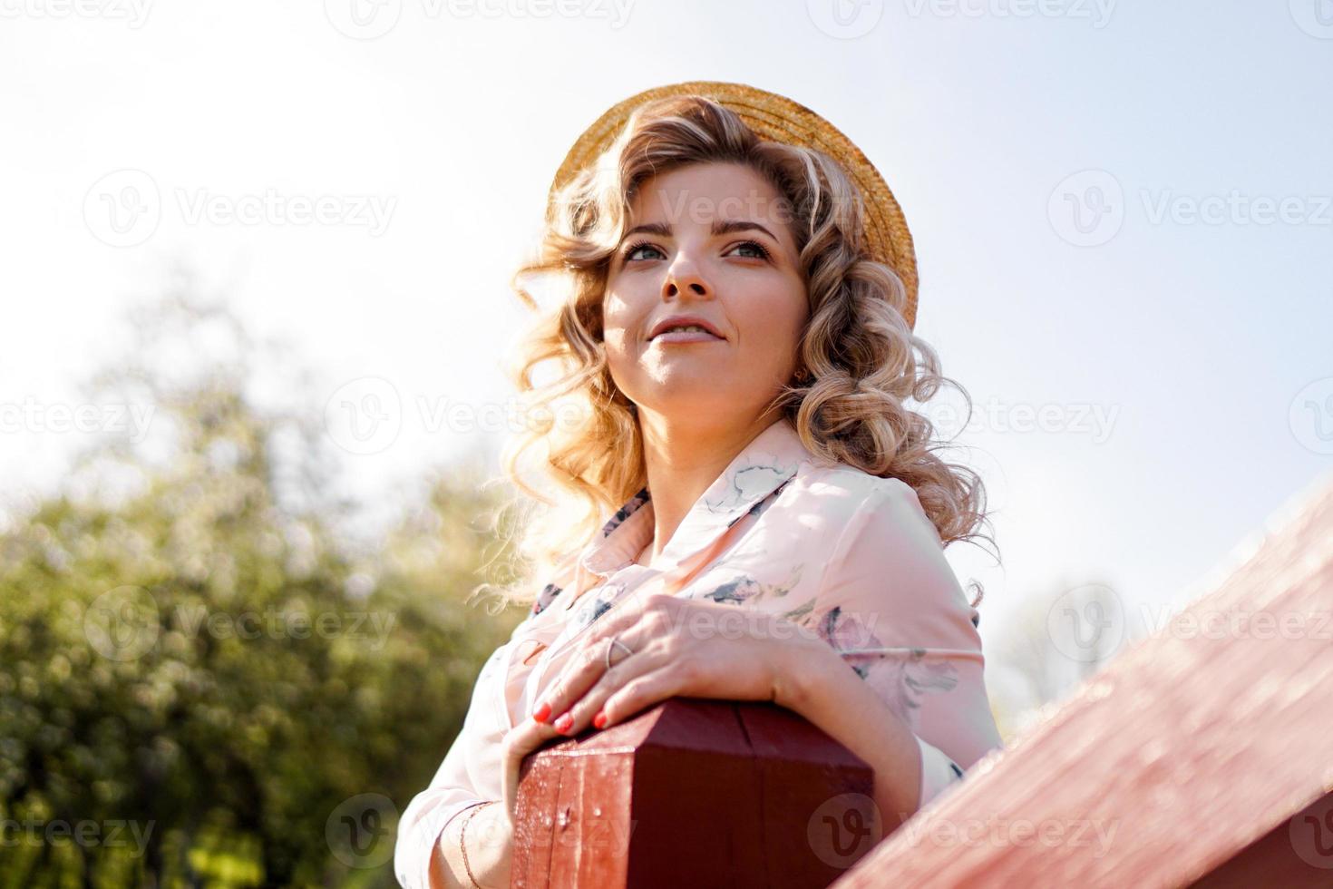 linda mulher com vestido de verão e chapéu de palha foto