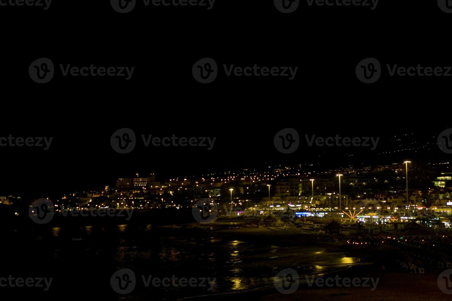 noite panorama em a espanhol ilha do tenerife com a oceano dentro a fundo foto