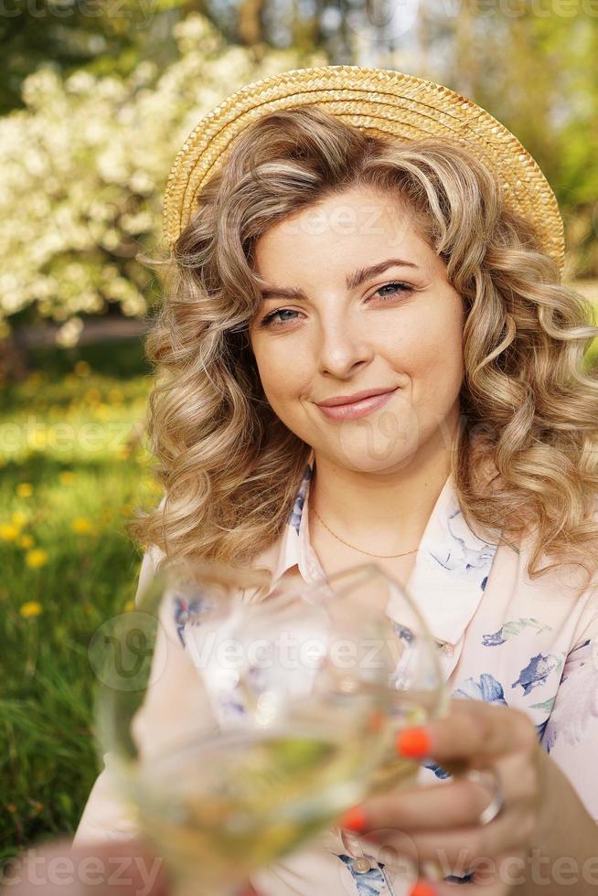 mulheres tilintando taças com vinho saboroso sobre fundo claro foto