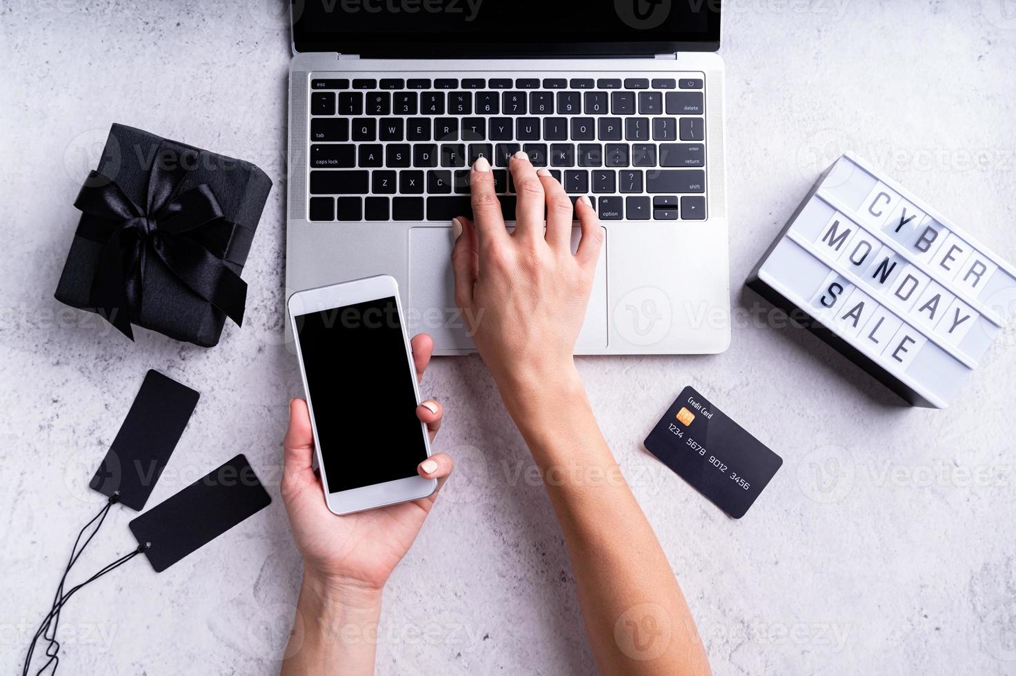 vista superior de mãos femininas fazendo compras on-line, texto de venda cibernética de segunda-feira foto