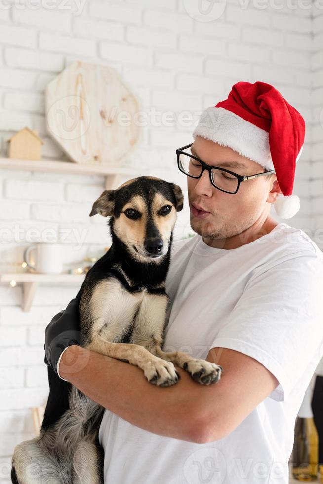 hipster bonito com seu cachorro cozinhando o natal foto