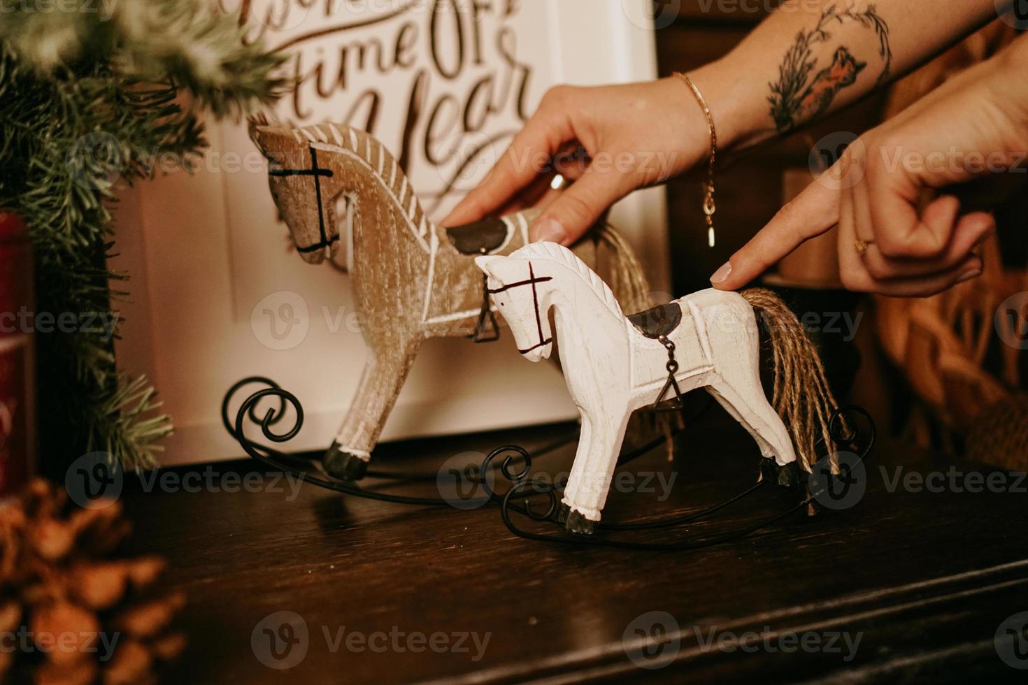 composição de natal com cavalo de balanço de brinquedo de madeira foto
