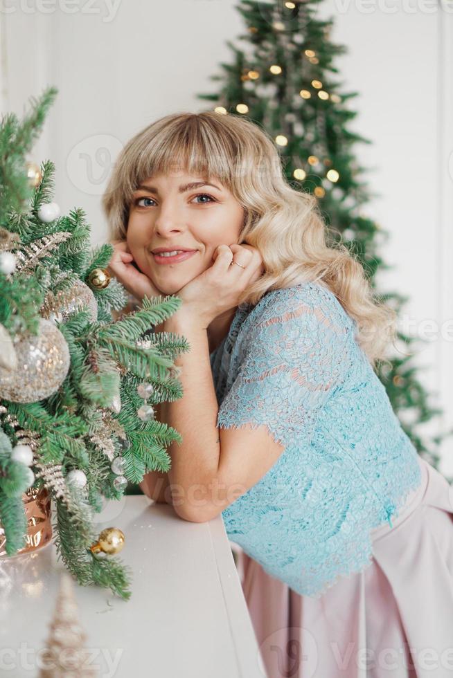 garota encantadora com bela maquiagem em ouro e branco interior. foto